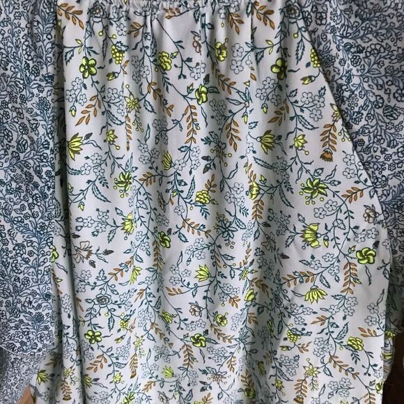 Kaari Blue top blouse size Medium blue floral ruffles short sleeve NWT New - Picture 4 of 6